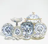 GROßES SPEISESERVICE ZWIEBELMUSTERDEKOR by Meissen, Porzellan mit blauem Unterglasurdekor, gold überdekoriert, sold Jan 2020
