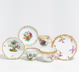 3 Tassen und Ut mit Schuppendekor, Vogelmalerei und Stadtansicht von Dresden by Meissen, Porzellan, farbig und gold staffiert, sold Jan 2020