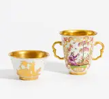Meissen, Doppelhenkelbecher und Koppchen mit Chinoiserien, Um 1725/30, Porzellan, farbig und gold bzw. gold dekoriert