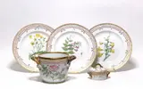 Royal Copenhagen, 5 Teile aus einem Service "Flora Danica", 1953-1983, Porzellan, farbig und gold staffiert