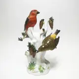 Fichtenstamm mit zwei Kreuzschnäbeln by Meissen, Vor 1924, Porzellan, farbig und sparsam gold staffiert, sold Nov 2019