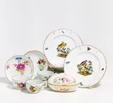 Meissen und Dresden, 3 Teetassen mit Ut und Eiförmige Dose, Porzellan, farbig und teilw. gold staffiert