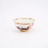 Meissen, Große Kumme mit Kauffahrteiszenen in reichen Kartuschen, Um 1760/70, Porzellan, farbig staffiert, gold dekoriert