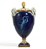 Schlangenhenkelvase mit mythologischen Darstellungen in Pâte Sur Pâte by Meissen, 19. Jh, Porzellan, farbig und gold staffiert, Metallmontierung, sold May 2020