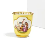 Becher mit gelbem Fond und Chinoiserien by Meissen, 1. Hälfte 18. Jh, Porzellan, farbig staffiert, gold dekoriert, sold May 2025
