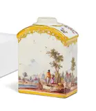 Teedose mit umlaufender Flusslandschaft und Kauffahrteiszenen by Meissen, Um 1740, Porzellan, farbig staffiert, gold dekoriert, sold May 2025