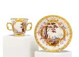 Doppelhenkeltasse &amp; Unterschale mit Reitern in Landschaften by Meissen, 1. Hälfte 18. Jh, Porzellan, farbig staffiert, gold dekoriert, sold May 2025