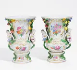Meissen, Paar Balustervasen mit Amoretten, 19. Jh, Porzellan, farbig und gold staffiert