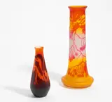 Émile Gallé, Große Vase mit Elsbeeren und kleine Vase mit Wasserpflanzen, Anfang 20. Jh. bzw. 1920er Jahre, Farbloses Glas gelborange bzw