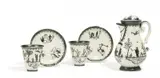 Eine Kaffeekanne, zwei Bechertassen und Unterschalen mit Silberdekor by Meissen, Um 1720/25, Porzellan, radierter Silberdekor, sold Nov 2019