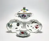 Meissen, Ensemble mit Holzschnittblumen, Insekten und Feldfrüchten, Um 1740/50, Porzellan, farbig und teilweise gold dekoriert