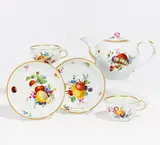 Kleine Teekanne, 2 Tassen und Ut mit Früchtedekor by Meissen, Porzellan, farbig und gold staffiert, sold Jan 2020