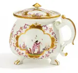 Meissen, Cremetopf mit Chinoiserien, Um 1725/30, Porzellan, farbig und gold dekoriert