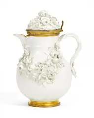 Meissen, Kaffeekanne aus dem Frühstücksservice Maria-Josephas von Sachsen-Polen (1699-1757), Um 1738, Porzellan, partiell gold und purpurn dekoriert. Vermeilmontierung