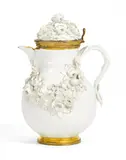Meissen, Kaffeekanne aus dem Frühstücksservice Maria-Josephas von Sachsen-Polen (1699-1757), Um 1738, Porzellan, partiell gold und purpurn dekoriert. Vermeilmontierung