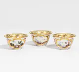 Meissen, Folge von drei Koppchen mit Landschaftskartuschen, Um 1725/30, Porzellan, farbig und gold dekoriert
