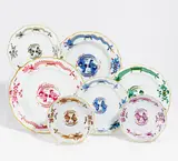 7 Geschirrteile mit Unterschiedlichen Dekoren "Drache" by Meissen, Porzellan, farbig und gold staffiert, sold Jan 2020