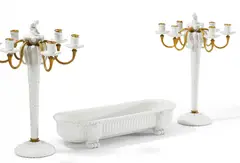 Kpm, Paar Girandolen und die Jardiniere aus dem "Hochzeitszug", Porzellan, weiß und vergoldete Bronze