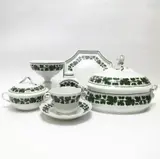 85 Teile aus Einem Service mit Weinlaubdekor by Meissen, Porzellan mit Unterglasurdekor, sold Jan 2020