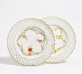 2 Teller mit Durchbrochenem Rand by Meissen, Porzellan, farbig und gold staffiert, sold Jan 2020