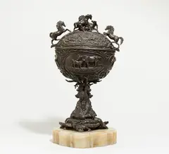 Christopher Fratin, Außergewöhnlicher Tafelaufsatz mit Pferden, Rotwild und Meeresgetier, Um 1850, Bronze patiniert. Quarzsockel