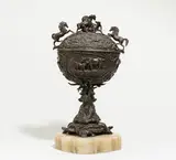 Christopher Fratin, Außergewöhnlicher Tafelaufsatz mit Pferden, Rotwild und Meeresgetier, Um 1850, Bronze patiniert. Quarzsockel