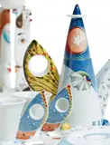 Kleine Kanne, zwei Tassen und zwei Teller 'Abrakadabra' by Meissen, Porzellan, farbig staffiert, sold May 2020