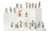 21 Figuren und ein Notenpult aus der Affenkapelle by Meissen, Porzellan, farbig und gold staffiert, sold May 2020