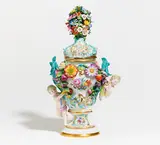 Kleine Potpourrivase mit Putten by Meissen, 19. Jh, Porzellan, farbig und gold staffiert, sold May 2020