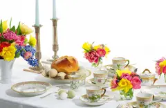 Royal Copenhagen, Kaffeeservice "Flora Danica" für sechs Personen, Porzellan, farbig und gold staffiert