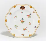 Teller aus dem Service für Heinrich von Podewils by Meissen, Ausformung 1742, Porzellan, farbig und gold dekoriert, sold May 2020