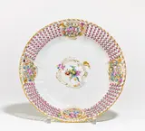 Große Dessertschale aus dem sog. "Schwerin-Service" by Meissen, 1762/63, Porzellan, farbig und gold dekoriert, sold May 2020