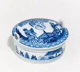 Butterdose mit Chinesinnen in Garten by Meissen, Um 1760/1770, Porzellan mit blauem Unterglasurdekor, sold May 2020
