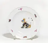 Teller mit Fabelwesen by Meissen, Um 1730/40, Porzellan, farbig dekoriert, sold May 2020