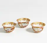 Folge von drei Koppchen mit Kauffahrteiszenen by Meissen, Um 1735, Porzellan, farbig und gold dekoriert, sold Nov 2020
