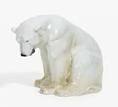 Sitzender Eisbär by Meissen, Vor 1924, Porzellan mit sparsamem Unterglasurdekor, sold Nov 2020