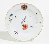 Wappenteller aus dem "Ferrero Service" by Meissen, Um 1740, Porzellan, farbig und gold dekoriert, sold Nov 2020