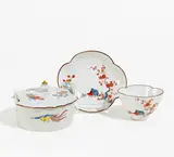 Koppchen und Unterschale sowie Butterdose mit Kakiemondekor by Meissen, Um 1740, Porzellan, farbig und gold dekoriert, braune Randlinie, sold Nov 2020