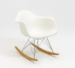 Vitra., Schaukelstuhl "RAR", 20.Jh, Weiße Kunststoffschale, Stahlstäbe verchromt, Birkenholzschienen