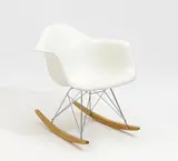 Vitra., Schaukelstuhl "RAR", 20.Jh, Weiße Kunststoffschale, Stahlstäbe verchromt, Birkenholzschienen