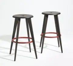 Vitra., Zwei Barhocker Tabouret Haut, Holz, dunkel gebeizt, Metallreif, rot lackiert