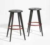Vitra., Zwei Barhocker Tabouret Haut, Holz, dunkel gebeizt, Metallreif, rot lackiert