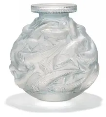 René Lalique, Große Vase "Salmonides", Entwurf 1928, Farbloses, modelgeblasenes Glas, satiniert und hellblau patiniert