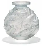 Große Vase "Salmonides" by René Lalique, Entwurf 1928, Farbloses, modelgeblasenes Glas, satiniert und hellblau patiniert, sold Nov 2020