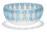 Runde Schale mit Sittichen "Perruches" by René Lalique, Entwurf 1931, Leicht opaleszierendes Glas, partiell mattgeätzt und blau patiniert, sold Nov 2020