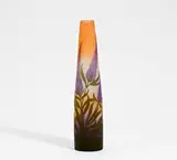 Vase mit Schmetterlingsflieder by Émile Gallé, 1906-1914, Farbloses Glas, milchig weiß und rosa hinterfangen, sold May 2022