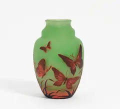 Muller Frères, Vase mit Schmetterlingsdekor, Ende 1920er Jahre, Farbloses Glas, grün hinterfangen