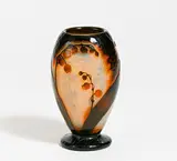 Kleine Vase mit Maiglöckchen by Cristallerie Daum, Um 1900, Farbloses Glas, opaleszierend-weiß hinterfangen, Überfang in Orange und Grün, sold Nov 2020
