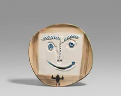 Face with tie by Pablo Picasso, 1960, Weißes Steingut, partiell farbig gefasst und glasiert; ceramic, Madoura edition, sold Dec 2020