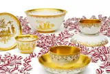 Meissen, Koppchen &amp; UT, Kumme sowie Folge von drei Koppchen &amp; UT mit Prunusrelief Gold dekoriert